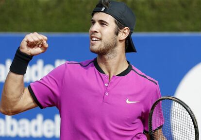 El tenista ruso Karen Khachanov celebra su victoria frente al brasileño Thomaz Bellucci, tras el partido jugado en la segunda jornada del Trofeo Conde de Godó de tenis. Karen Khachanov ha ganado el partido por 6-3 6-4.