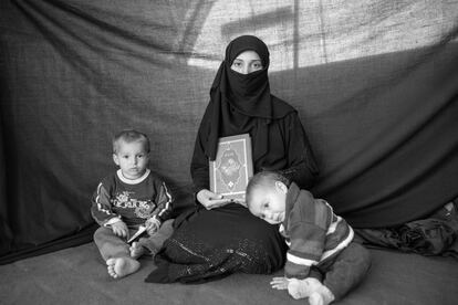 Iman, de 25 años, con su hijo Ahmed y su hija Aishia en el campo de refugiados de Nizip, Turquía, el 4 de diciembre de 2012.