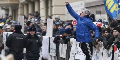 Protesta davant l'ambaixada turca a Moscou per l'abatiment d'un avió rus.