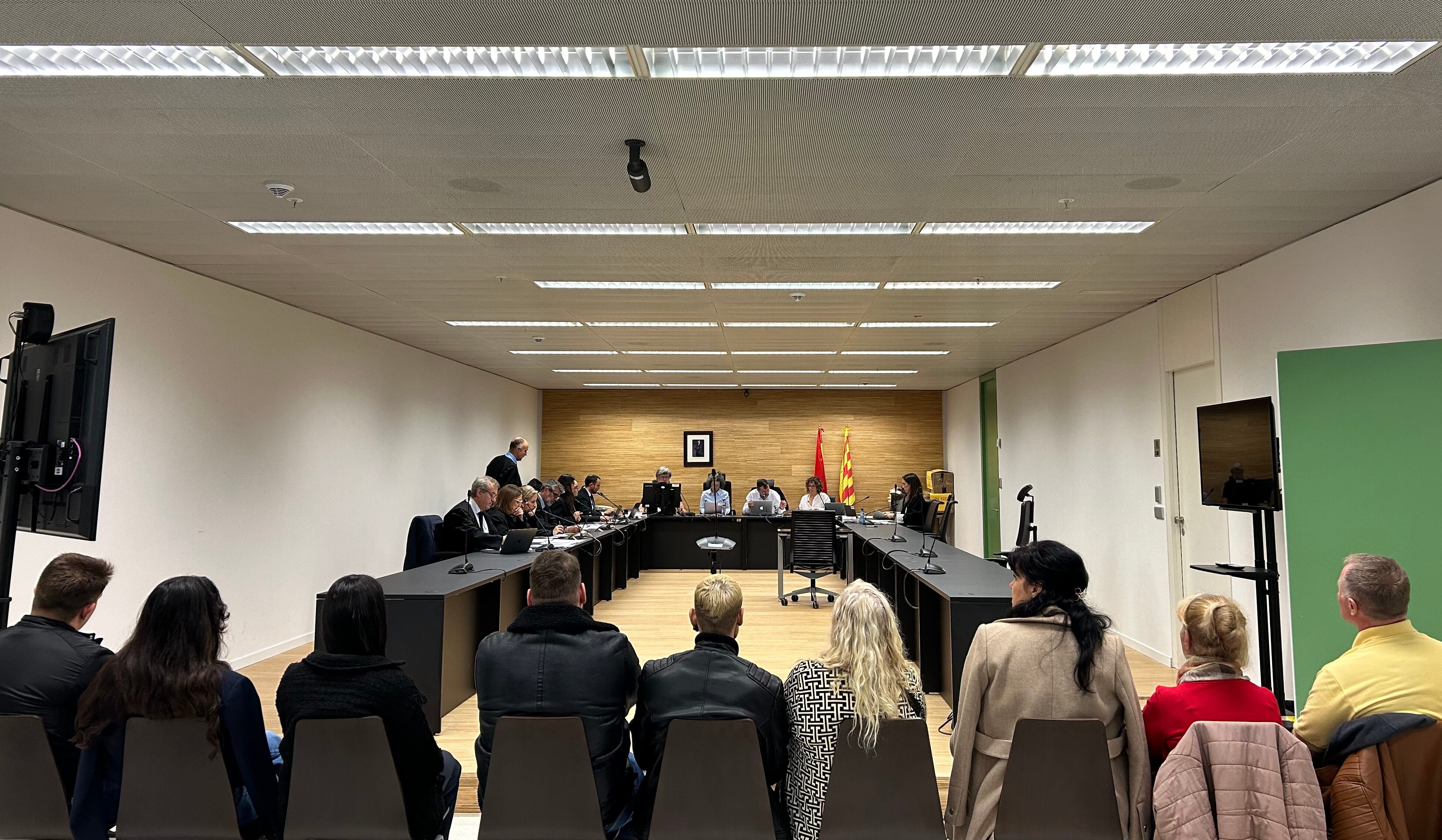 Los acusados de estafar a 50 propietarios de inmuebles son juzgados en la Ciutat de la Justícia de Barcelona, el 28 de noviembre de 2024.