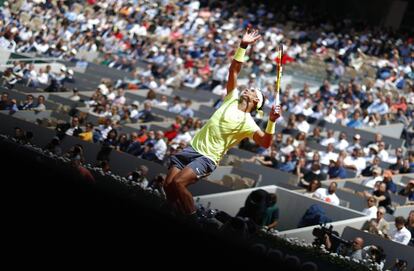 Nadal sirve durante el partido contra Hanfmann en la pista Philippe Chatrier de Roland Garros.