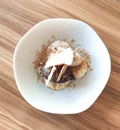 El camión dulce de Juan Martínez, un postre de hojaldre, crema pastelera, ganache de chocolate y helado.