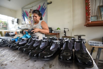 Trabajo de calzado escolar del taller “Calzado Jugar” en San Mateo Atenco.
