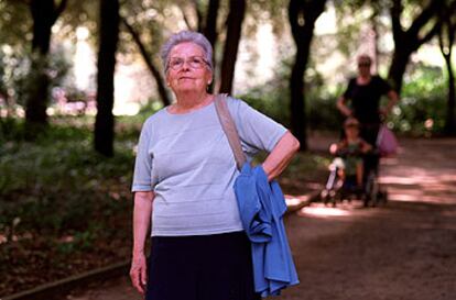 La escritora Teresa Pàmies, en un parque de Barcelona.