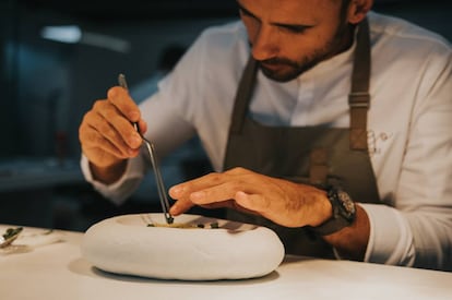 El cocinero canario Borja Marrero elaborando uno de los platos de su restaurante.