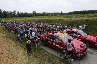 El pelotón se paraliza en la carretera por la protesta de granjeros durante la decimosexta etapa del Tour de Francia.