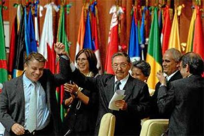 Hugo Chávez saluda junto al presidente iraní, Mahmud Ahmadineyad, ayer Caracas tras volver de La Habana.