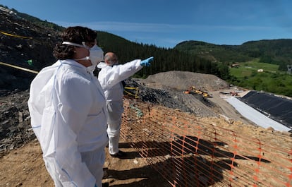 La viceconsejera de Medio Ambiente del Gobierno Vasco, Elena Moreno, visita las labores en el vertedero de Zaldibar, en Bizkaia.

IREKIA
06/05/2020 