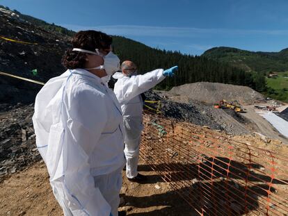 La viceconsejera de Medio Ambiente del Gobierno Vasco, Elena Moreno, visita las labores en el vertedero de Zaldibar, en Bizkaia.

IREKIA
06/05/2020 