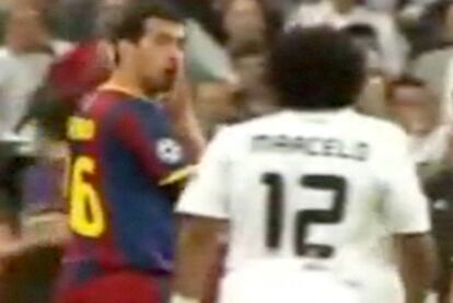 Busquets profiere presuntamente un insulto racista contra Marcelo durante el partido de ida de la semifinal de la Liga de Campeones en una imagen obtenida de la retransmisión del partido por TVE.