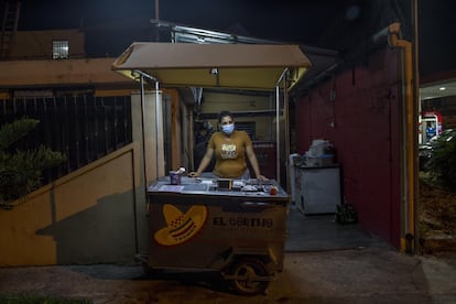 <p>Anabel, de 31 años, posa en su puesto de comida mexicana. Es propietaria de este pequeño negocio que, durante el tiempo de pandemia, se vio muy perjudicado. El horario de cierre de la hostelería se vio modificado por el toque de queda y esta mujer, por tanto, dejó de percibir los ingresos que obtenía por la clientela que acudía a su negocio en horario de noche. </p>

<p>En República Dominicana, el sector informal constituye la gran mayoría de la participación laboral femenina, se estima que el 45% de las mujeres ocupadas del país lo están en empleos informales, según la Organización Nacional de Estadística.</p>