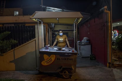 <p>Anabel, de 31 años, posa en su puesto de comida mexicana. Es propietaria de este pequeño negocio que, durante el tiempo de pandemia, se vio muy perjudicado. El horario de cierre de la hostelería se vio modificado por el toque de queda y esta mujer, por tanto, dejó de percibir los ingresos que obtenía por la clientela que acudía a su negocio en horario de noche. </p>
<p>En República Dominicana, el sector informal constituye la gran mayoría de la participación laboral femenina, se estima que el 45% de las mujeres ocupadas del país lo están en empleos informales, según la Organización Nacional de Estadística.</p>
