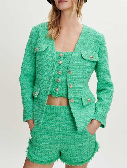 Sin solapas, en un irresistible tweed verde manzana y con botones dorados: esta americana de Maje es el básico infalible de esta primavera.

355€