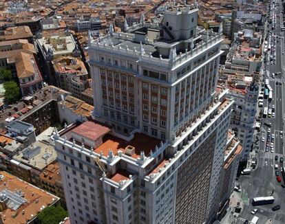 El edificio España, con su fachada principal a la plaza homónima y, de fondo, la Gran Vía.