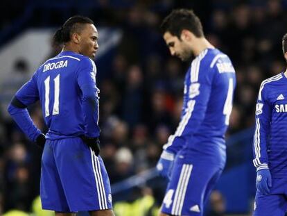 Drogba y Cesc, con Óscar al fondo, se lamentan del cuarto gol del Bradford