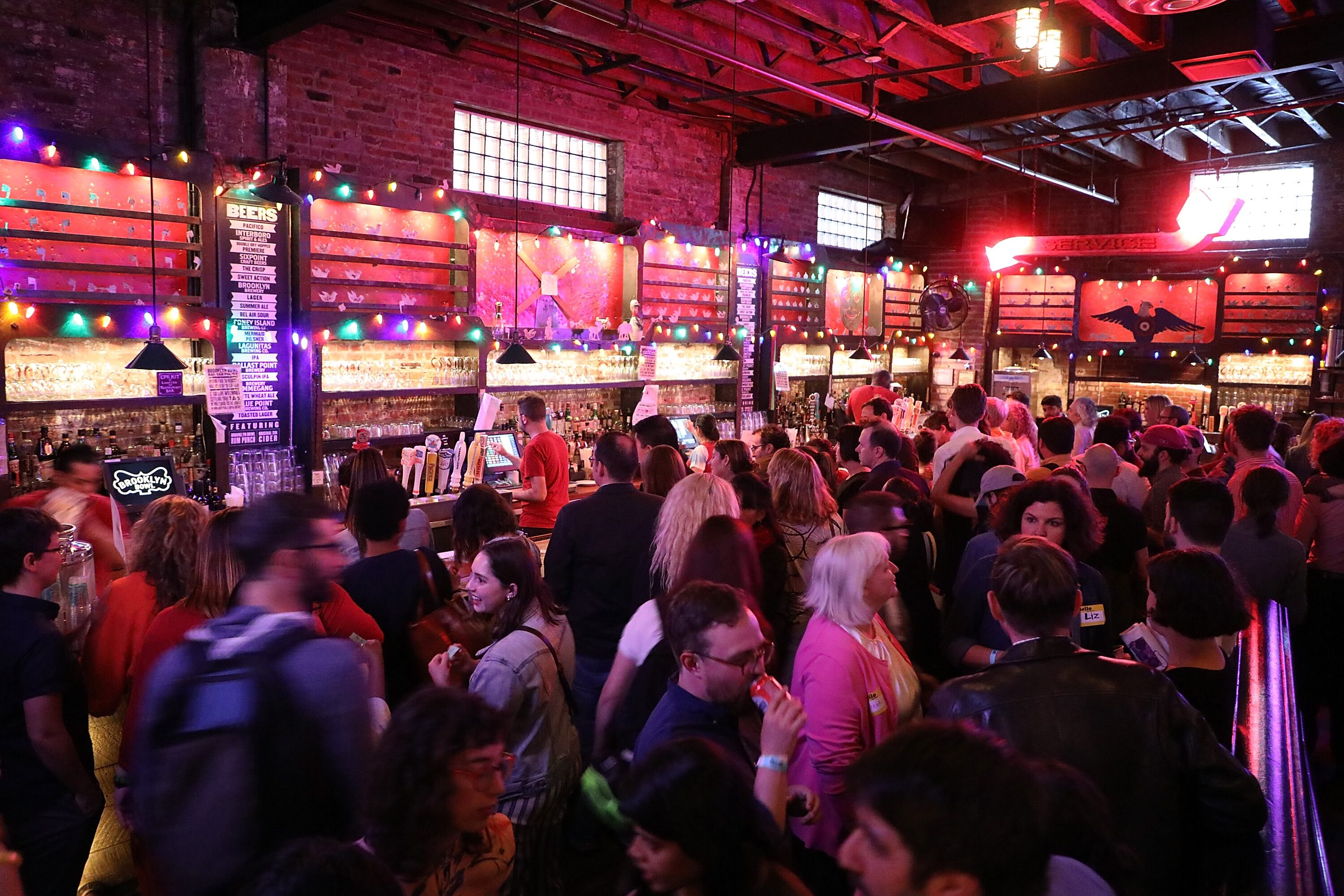 Interior del Brooklyn Bowl, donde además de jugar a los bolos se celebran fiestas y conciertos.   