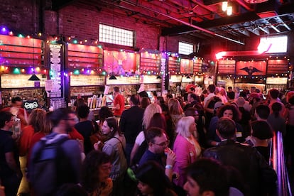 Interior del Brooklyn Bowl, donde además de jugar a los bolos se celebran fiestas y conciertos.   