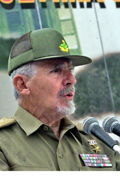 Ramiro Valdés pronuncia un discurso en Santo Suarez en 2003.