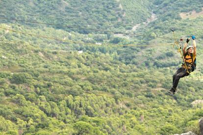 Una piedra de molino sin terminar recuerda la antigua cantera de la cueva de Malalmuerzo y marca el inicio este ferrata que sube el tajo ubicado frente al enriscado pueblo de Moclín. La ruta gana altura con peldaños para realizar después una gran travesía en la que encontraremos secciones clásicas en este tipo de itinerarios: un puente tibetano de 25 metros, un paso de mono y una tirolina. Todo para pasar al tajo Sopalmo, que nos conduce a la cima en un soberbio recorrido aéreo. Inicio: Aparcamiento habilitado en la carretera de Moclín a Limones. Tiempo: tres horas. Dificultad: Media.