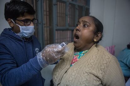 La principal causa de tuberculosis en India es la es la pobreza y mucha desnutricion que compromete el sistema inmunologico y facilita que se desarrolle. También hay poca educación como protegerse contra la bacteria y el conocimiento inadecuado sobre la enfermedad y medidas de precaución inadecuadas. Esta mujer está siendo sometida a una prueba de capacidad pulmonar.