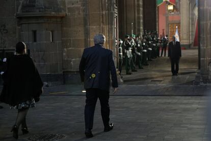 El presidente de Argentina, Alberto Fernández, llega este martes al Palacio Nacional mientras Andrés Manuel López Obrador lo espera.