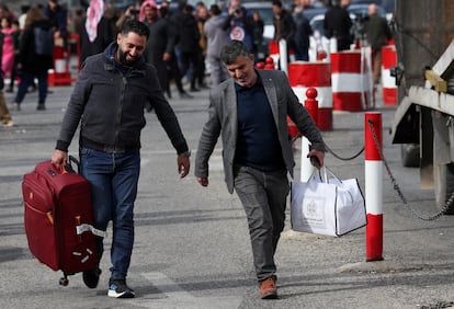 Refugiados sirios cruzan la frontera entre Lbano y Siria para volver a sus hogares tras la cada de El Asad. 