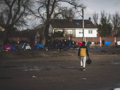 Campamento improvisado a las afueras de Calais.