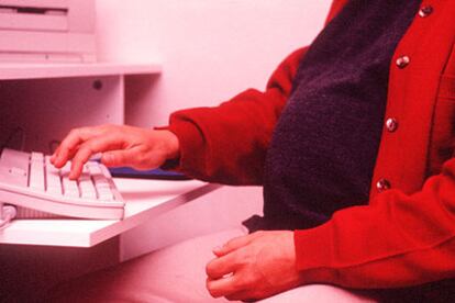 Una embarazada trabaja con un ordenador.