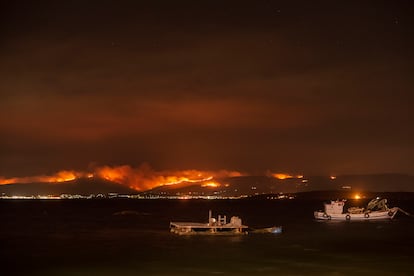 Vista general del incendio de Cures, en Boiro, A Coruña, en la madrugada de este sábado.