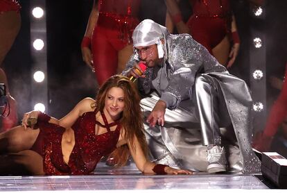 Bad Bunny acompaña a Shakira en la actuación de la Super Bowl el pasado febrero.