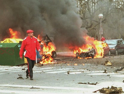 Explosión del coche bomba que mató a Fernando Buesa y a su escolta, Jorge Díez Elorza, en Vitoria, el 22 de febrero de 2000.