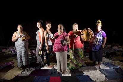 Las actrices gitanas del poblado chabolista sevillano de El Vacie posan durante un ensayo de 'Fuenteovejuna', obra dirigida por Pepa Gamboa que estrenan el 21 de octubre en el Teatro Central de Sevilla.