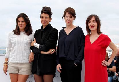 Los miembros del jurado del premio Cámara de Oro (De i a d) Iris Brey, Marie Amachoukeli, Ursula Meier y Jeanne Lapoirie, el 10 de mayo de 2018, en Cannes (Francia). 