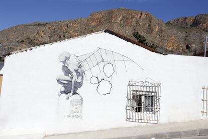 Vista de una fachada de una casa en Orihuela pintada con un mural en homenaje al poeta oriolano Miguel Hernández.