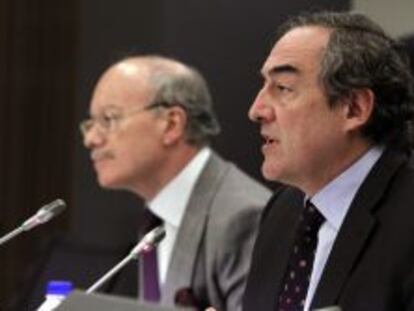 El presidente de la CEOE, Juan Rosell en primer plano, y el presidente del IEE, José Luis Feito. EFE