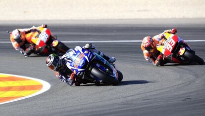 Lorenzo roda per davant de Márquez i Pedrosa.