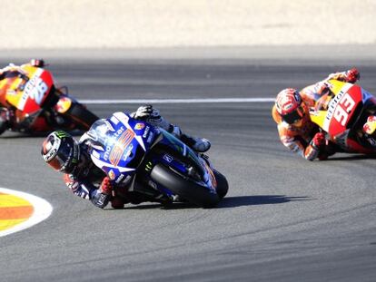 Lorenzo roda per davant de Márquez i Pedrosa.