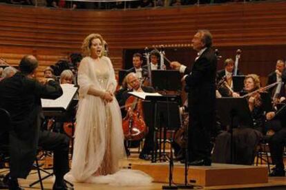 Renée Fleming, dirigida por Claudio Abbado, durante la interpretación de los <i>lieder</i> de Schubert en Lucerna.