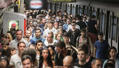 Andana plena de gom a gom de viatgers durant l'última vaga de metro.