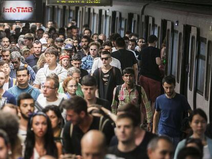 Andana plena de gom a gom de viatgers durant l'última vaga de metro.