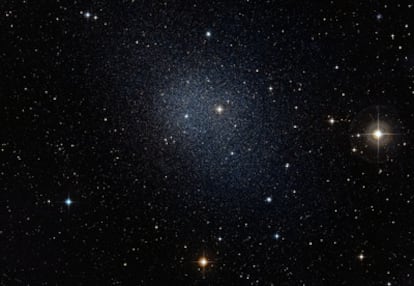 La galaxia enana Fornax, vecina de la Vía Láctea, en la que los astrónomos han identificado estrellas primitivas