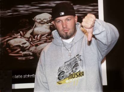 <strong>Quién, dónde y cuándo.</strong> Limp Bizkit. 19 de mayo de 2001. Festimad (Madrid). </p> <strong>Por qué se canceló. </strong> En pleno auge del 'chándal metal', los estadounidenses Limp Bizkit eran una de las bandas más grandes del planeta. Había muchas ganas de tenerles por primera vez en España. Pero el recital se suspendió horas después de que el equipo técnico del grupo comprobara esa misma mañana del 19 de mayo que las vallas de seguridad para el público no cumplían sus exigencias. El vocalista, Fred Durst, dio una rueda de prensa antes de confirmarse la cancelación en la que aseguró que lo que más les preocupaba era la seguridad de sus fans, mientras que desde Festimad, ya con los hechos consumados, se explicó que la valla antiavalancha del escenario principal cumplía "los requisitos establecidos por el Ministerio de Industria y el Colegio de Arquitectos", así como las peticiones de la banda. Pero no hubo acuerdo. </p> <strong>Momento de máxima tensión.</strong> El rumor de la suspensión se extendió desde media mañana, pero no se confirmó hasta la tarde. A partir de ese punto, pitidos, insultos, nervios y malestar entre los 18.000 asistentes. Eso sí, según la agencia EFE, "el público que abarrotaba la explanada situada frente al escenario principal, donde acababa de terminar su actuación el cuarteto Guano Apes, recibió con un comportamiento ejemplar el anuncio de cancelación del concierto. Tras el abucheo y el inevitable lanzamiento de objetos al escenario, se tranquilizó al saber que recibirán algún tipo de compensación al entregar la pulsera de entrada al recinto y que Festimad había conseguido que los neoyorquinos Biohazard, que ya habían actuado el viernes, volvieran a hacerlo en el puesto de Limp Bizkit". </p> En la imagen, Fred Durst, cantante del grupo Limp Bizkit, en 2001 en Madrid.