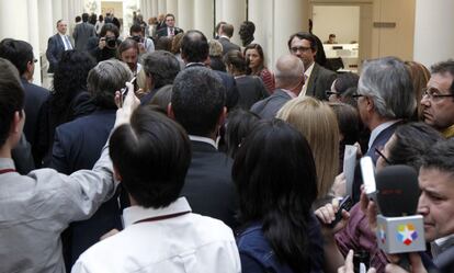 Rajoy se encamina a la salida del Senado, dando la espalda a los medios.