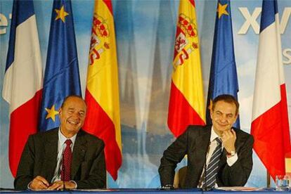 Jacques Chirac y José Luis Rodríguez Zapatero, en su comparecencia ante los medios informativos tras la cumbre realizada en Zaragoza.