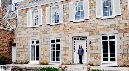 Lee Durrell, segunda esposa del escritor, en la puerta de la mansión donde está el zoo, en la isla de Jersey. 