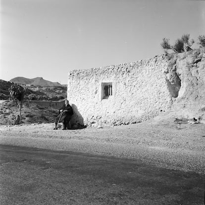 Fotografía tomada por Carlos Flores en Almería en 1965. Nacido en Cuenca en 1928, este arquitecto recorrió España durante casi una década en busca de la arquitectura popular porque veía que estaba llamada a desaparecer.