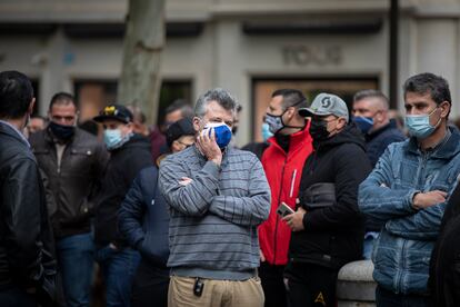 Taxistas de Sevilla se manifiestan en reclamo de ayudas municipales directas, el pasado jueves.