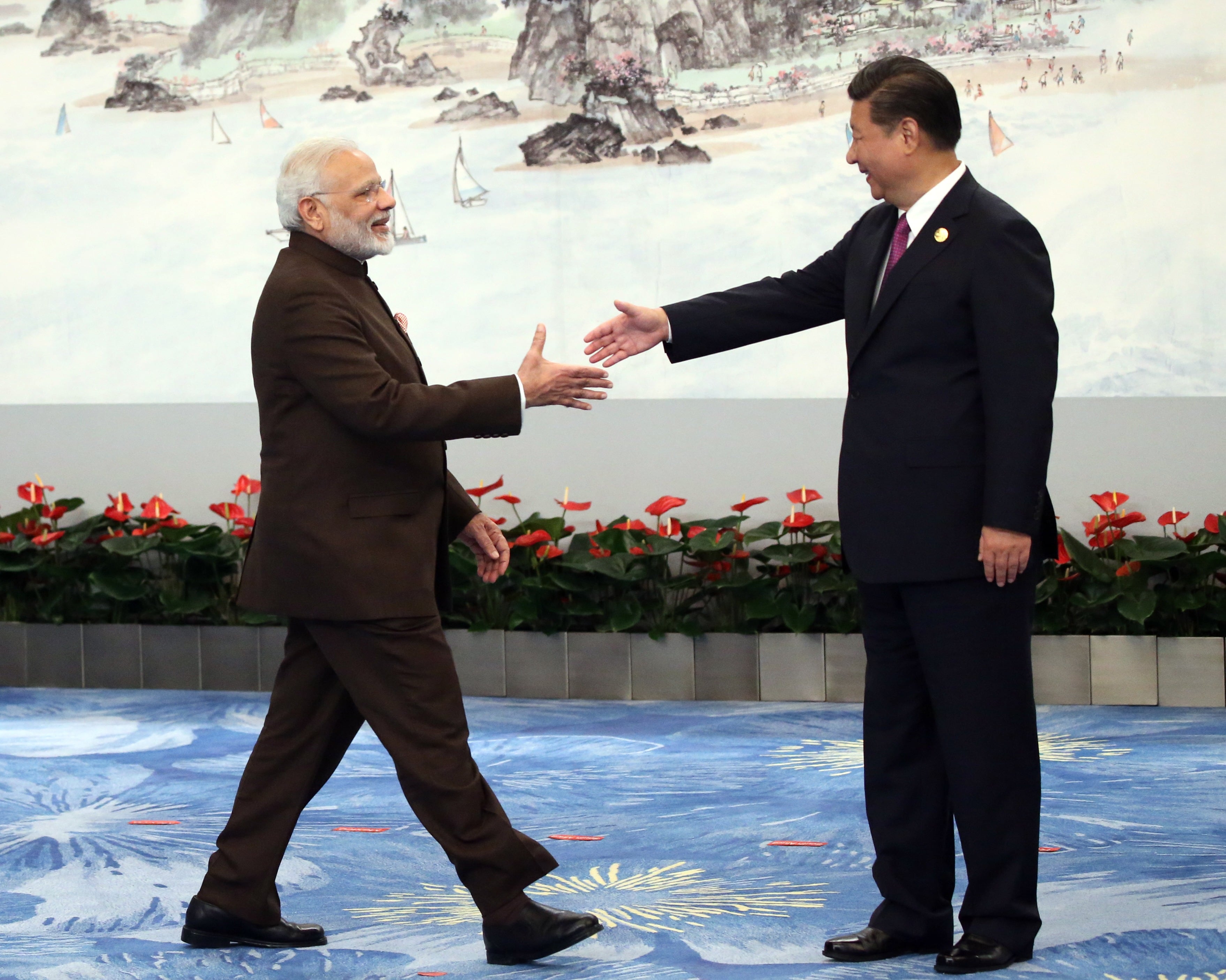 El primer ministro indio, Narendra Modi, saluda al presidente chino, Xi Jinping, en 2017 en Xiamen (China).