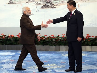 El primer ministro indio, Narendra Modi, saluda al presidente chino Xi Jinping el 4 de septiembre de 2017 en Xiamen, China.