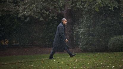 Barack Obama se dirige al ala Oeste de la Casa Blanca.